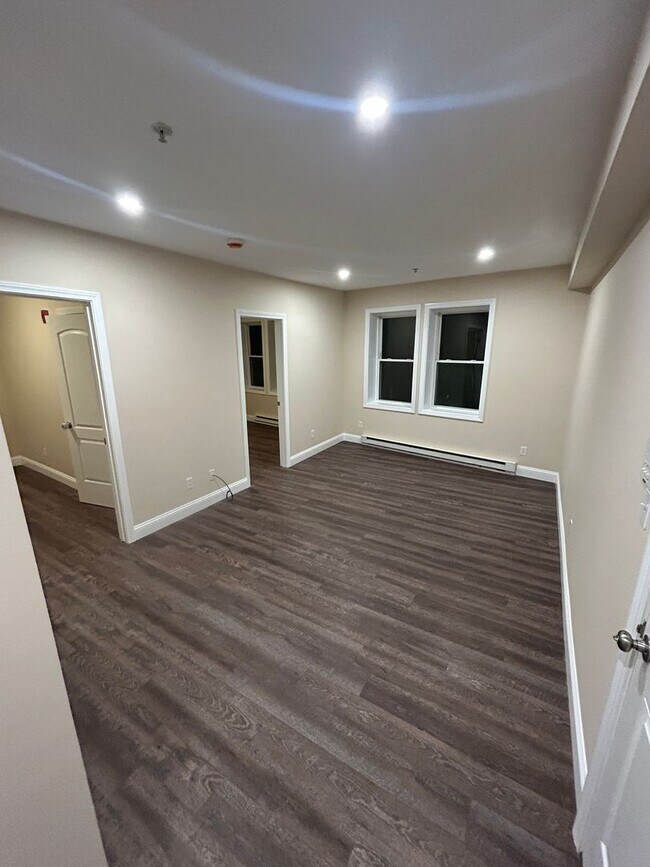 Building Photo - 1039 Main St