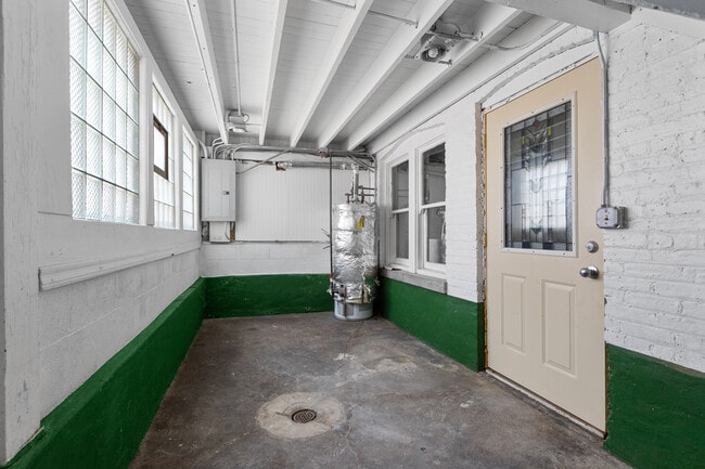 Building Photo - 928 W 32nd St