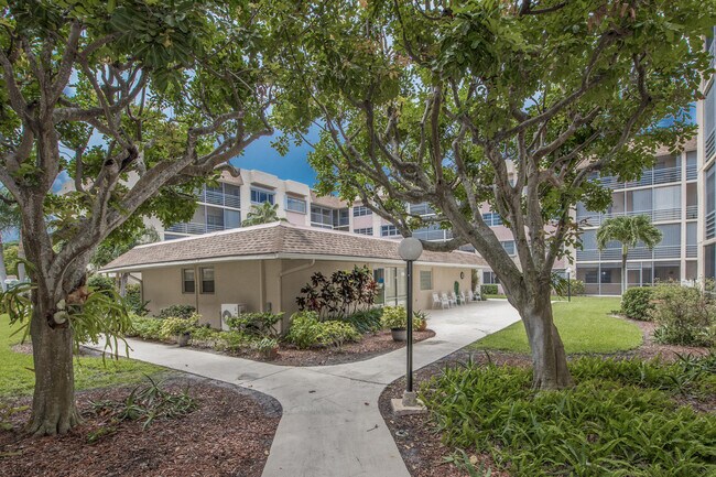 Building Photo - 1502 S Lakeside Dr