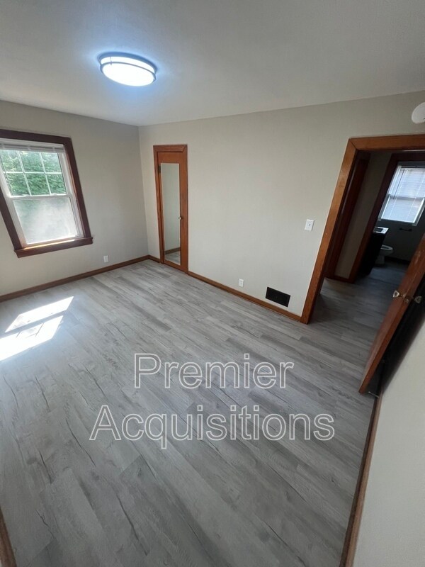 Building Photo - 126 E 3rd St