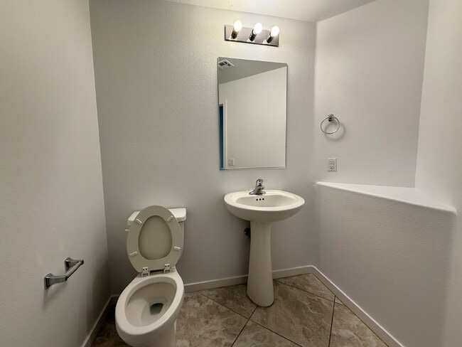 Building Photo - 4 BED, 2.5 BATH, 2 CAR-GARAGE, TWO-STORY, SINGLE FAMILY HOME FOR