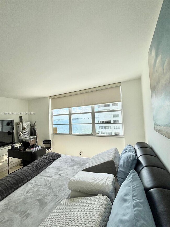 Building Photo - 801 Brickell Bay Dr