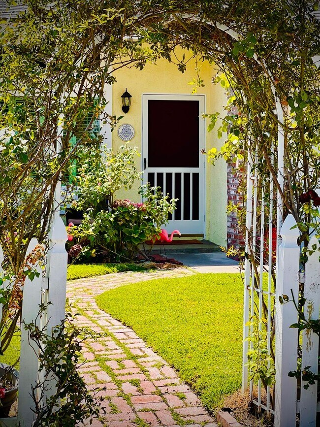 Building Photo - Beautiful 4 bedroom 2 bath House, adorable...