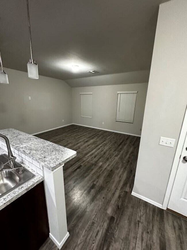 Building Photo - Open Floor Plan - Great Location - Putnam City Schools