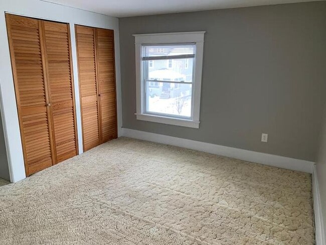 Building Photo - Gorgeous 4 bedroom 2 bath house with one s...