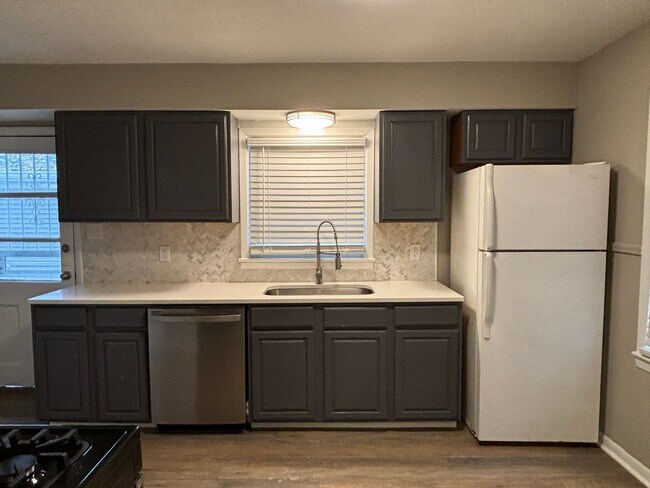 Building Photo - AVAILABLE NOW! Charming 2-Bed, 1-Bath Single-Family Home in Indianapolis!