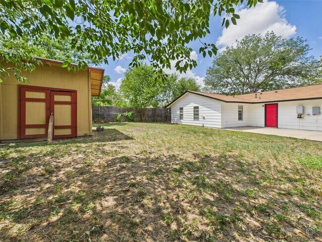 Building Photo - 5809 Glenhollow Path