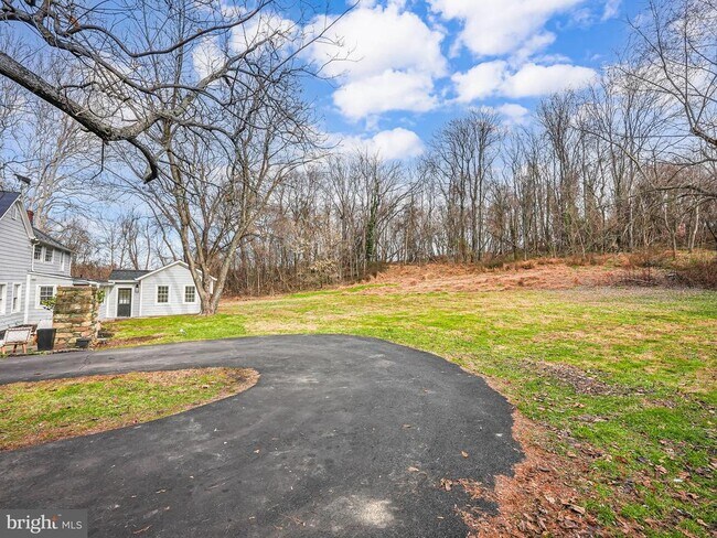 Building Photo - 102 N Rogers St