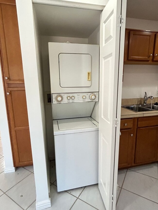 Building Photo - GATED COMMUNITY, 2 BEDROOM 1 BATH