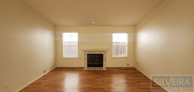 Building Photo - 2 Bedroom Santa Maria home available!