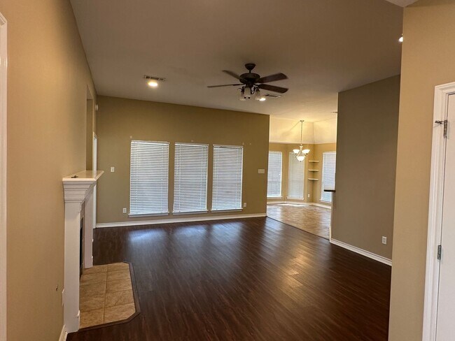 Building Photo - College Station -3 bedroom/2 bath - Fenced in back yard and House is in an EXCELLENT LOCATION