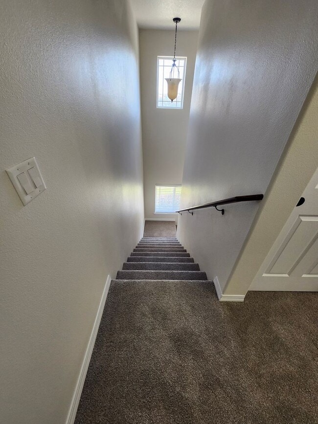 Building Photo - 1/2 off First Month's Rent- South Richland Location, 3 bed, 2.5 ba + Bonus Room