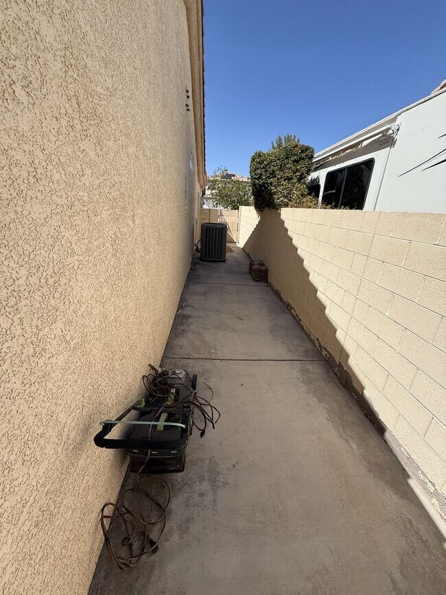 Building Photo - 8960 Tumbling Pebble Way