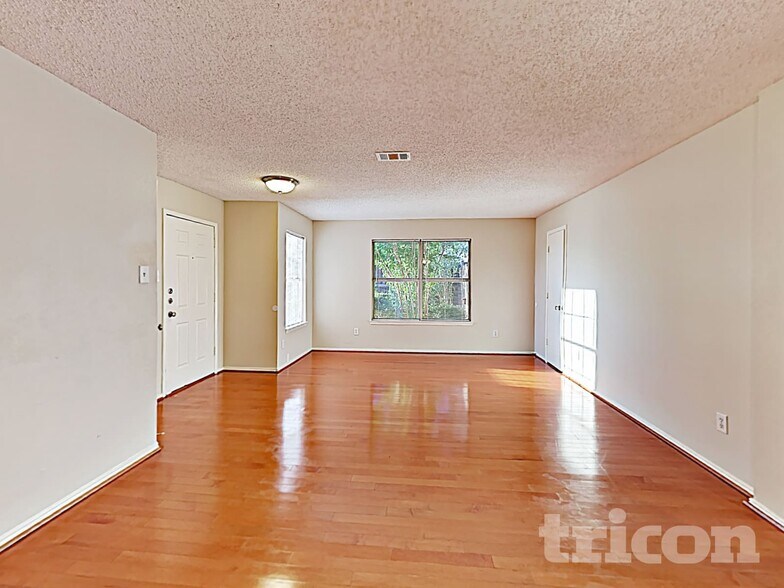 Building Photo - 2036 Talon Dr