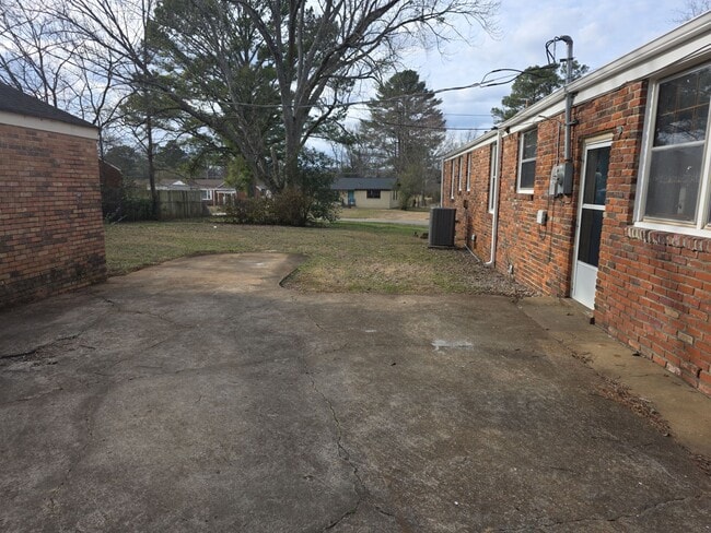 Building Photo - 4411 NW Kenwood Dr