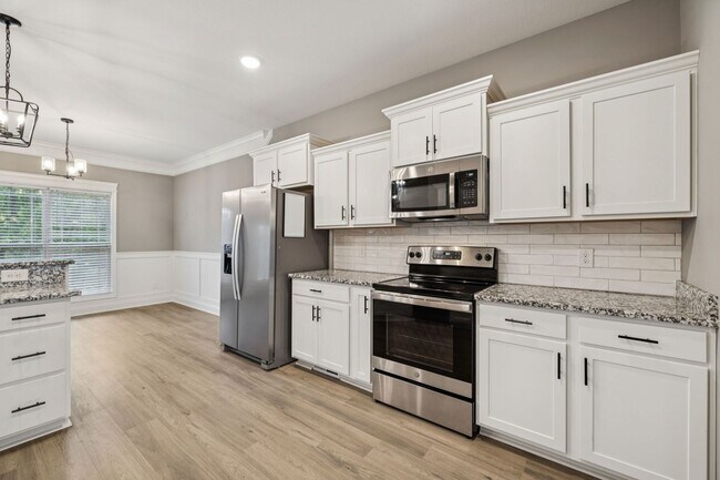 Building Photo - 3 Bedroom 2 1/2 Bathroom Home!!