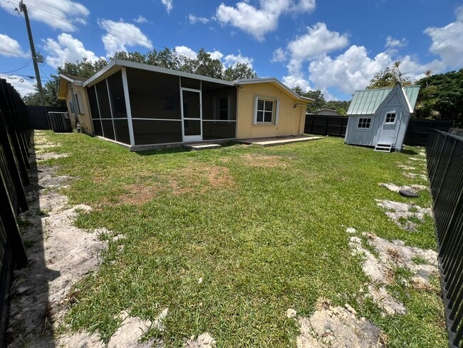 Building Photo - 9417 SW 52nd St