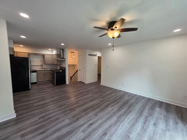 Building Photo - Split-Level 3 Bedroom Duplex with Garage