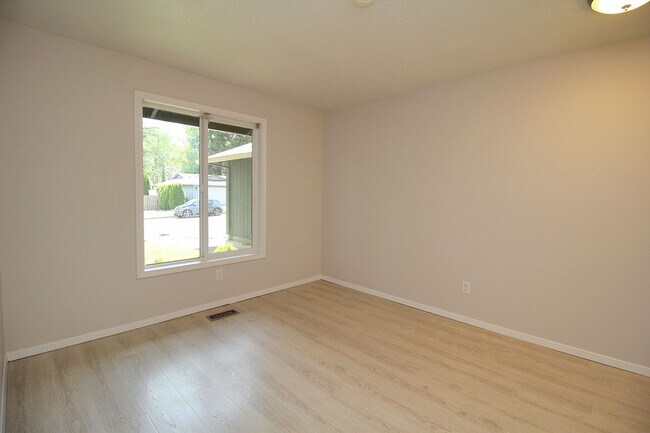Building Photo - Freshly Remodeled Sprawling 3 Bed, 2 Bath ...