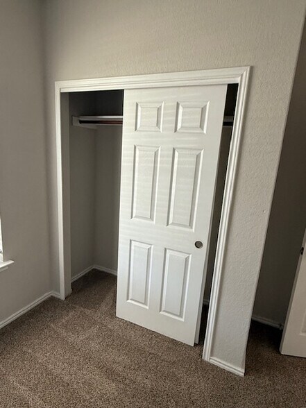 Building Photo - Room in House on Katherine Way
