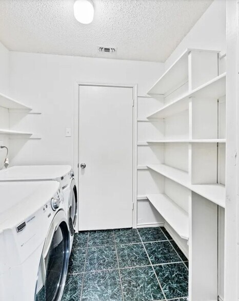 Building Photo - 9135 Deer Vlg