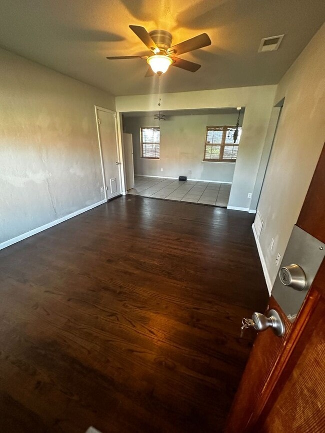 Building Photo - 5020 Memory Ln