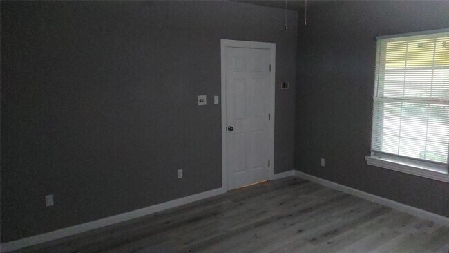 Building Photo - 7366 Meadowbrook Dr