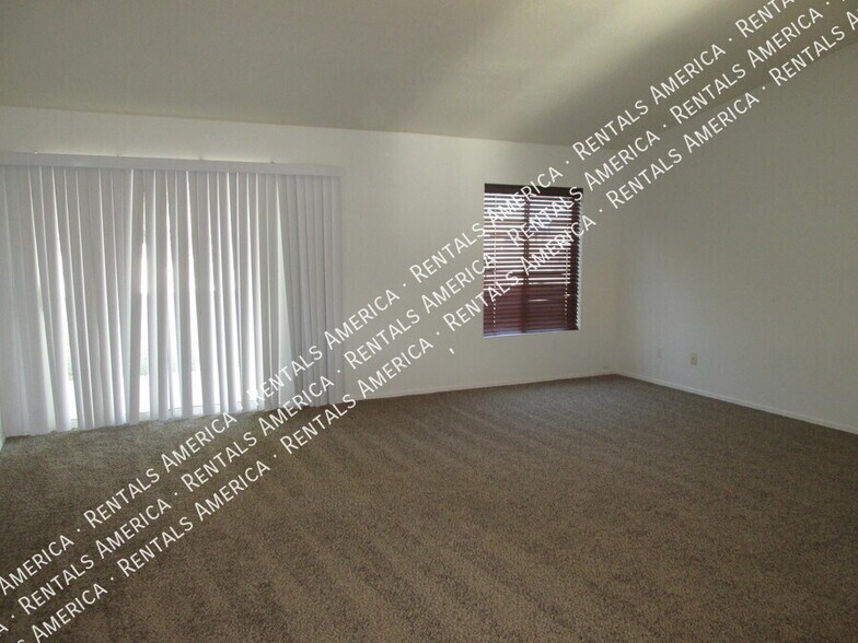 Building Photo - 144 S Mulberry St