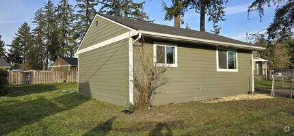 Building Photo - COMPLETLY REMODLED HOME AVAILABLE NOW!