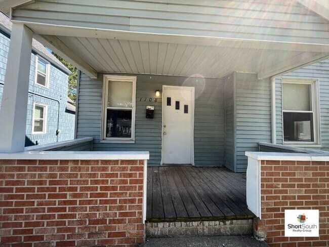 Building Photo - 6 bed 2 bath Single Family Home