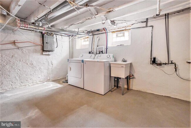 Building Photo - 129 E Phil Ellena St