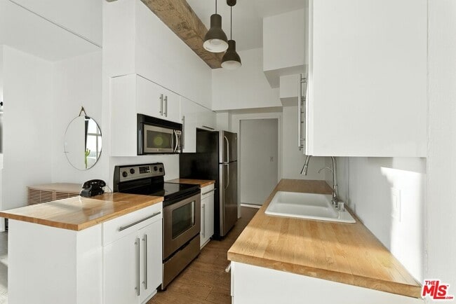 Building Photo - 1155 N La Cienega Blvd