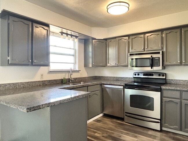 Building Photo - Awesome Remodel with 1 Car Garage!