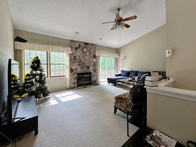 Building Photo - 41589 Sleepy Hollow Dr