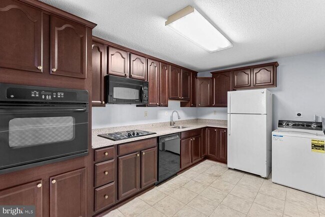 Building Photo - 307 Yoakum Pkwy