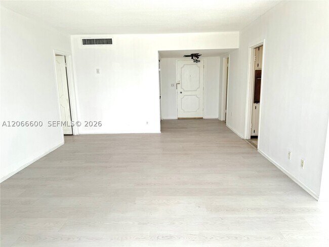 Building Photo - 900 Bay Dr E