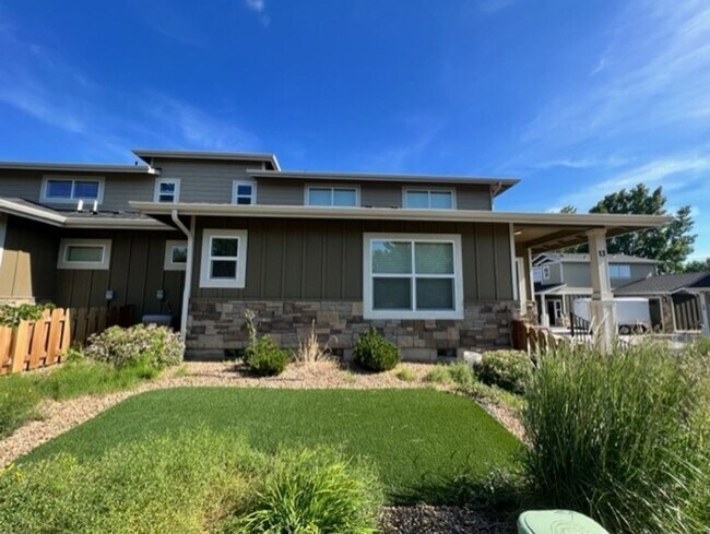 Building Photo - Stylish 3 Bedroom Duplex with Scenic Views and Modern Amenities: Your Perfect Redmond Retreat