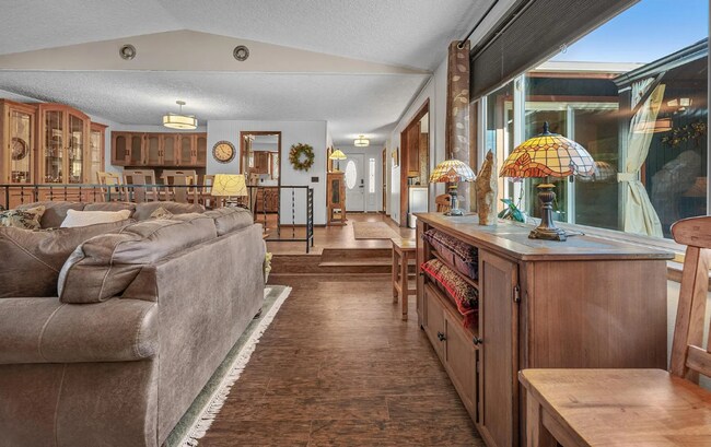 Building Photo - Charming Mid-Century Modern Ranch Home, 2 Bedroom 2 Bathroom, Lots Of Natural Lighting!