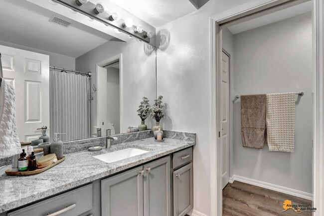 Building Photo - Stunning 3 Bedroom Home in East Anchorage with Garage