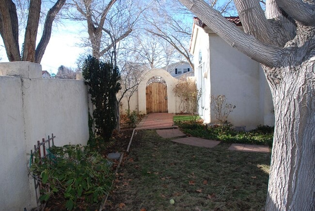 Building Photo - Newlands Manor 3 BR/2.5 Bath/2 Car Garage Custom Home