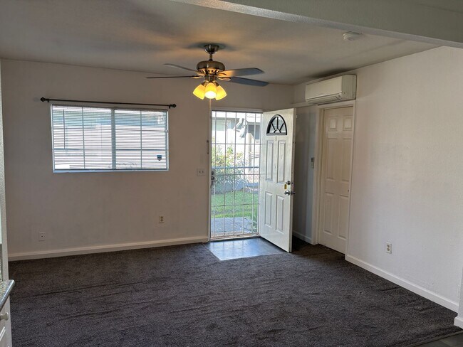 Building Photo - Cozy Duplex