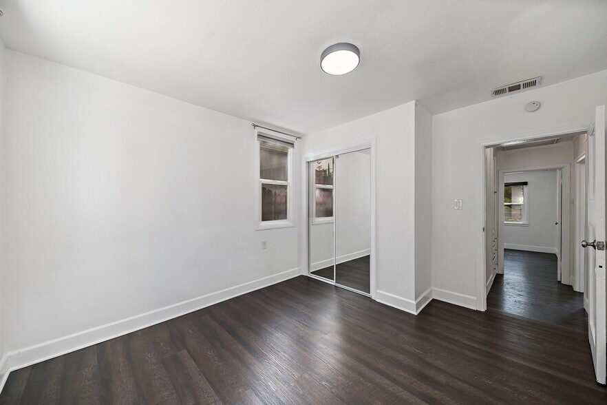 Building Photo - 4978 N. Maywood Ave