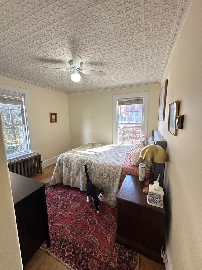 Building Photo - 19 Oak St