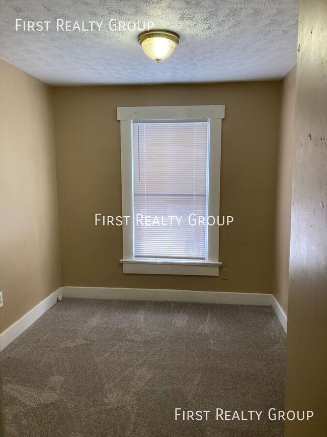 Building Photo - 3 Bedroom, 1 Bathroom Home For Rent. Move ...