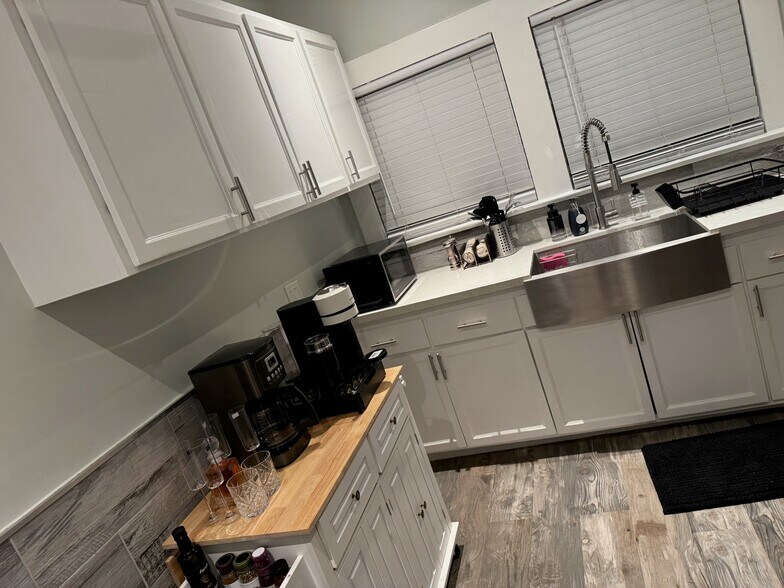 Building Photo - 5919 Lexington Ave