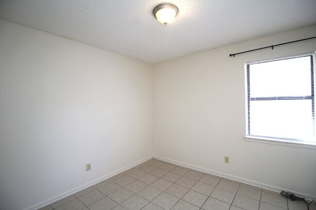 Building Photo - Affordable 2BR with Utilities Included – G...