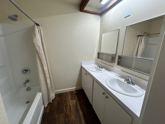 Building Photo - One Bed One Bath Easy Living Condo
