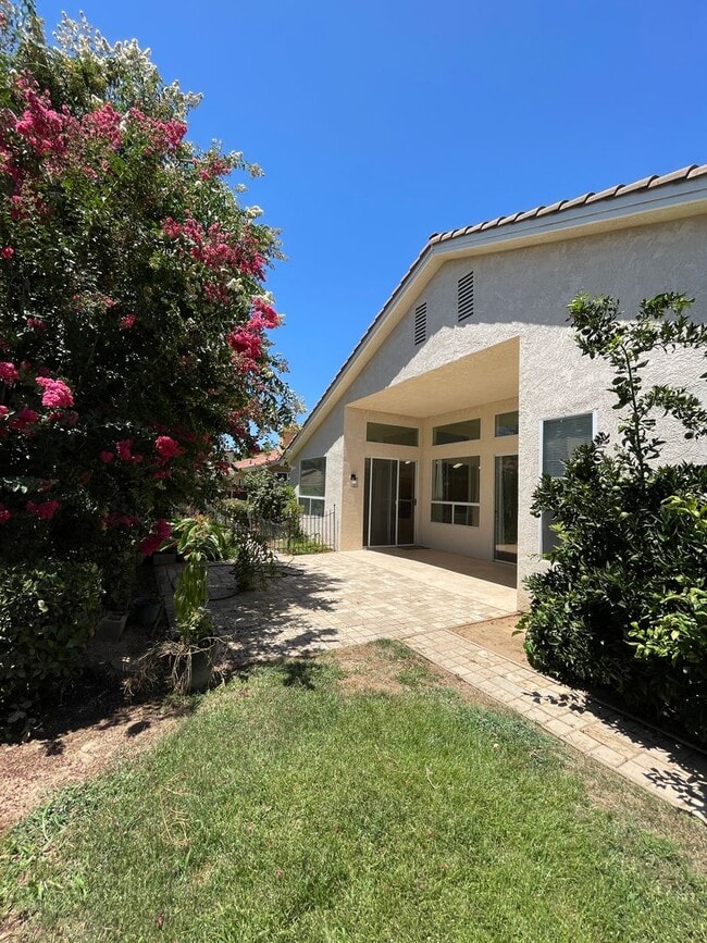 Building Photo - NEWLY LISTED & READY TO DAZZLE!