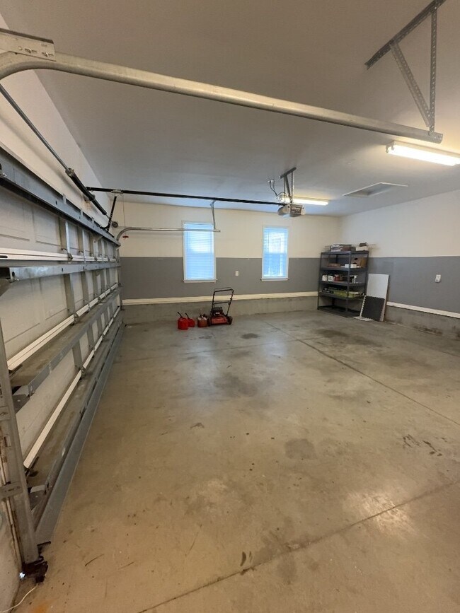 Building Photo - Charming 4 Bedroom, 2 Bath Home - 300 Shif...