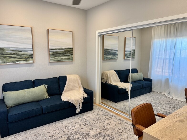 Second bedroom - 711 N Hobson Ave